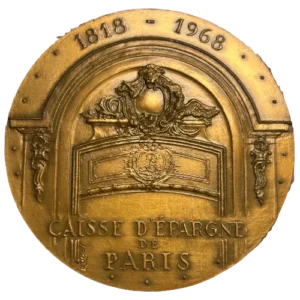 Haut d'une porte de la porte principale du bâtiment avec des moulures et décors.