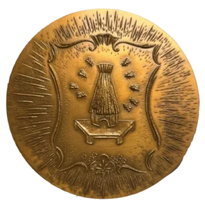 Une ruche entourée d'abeilles.