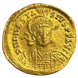 Buste casqué, diadémé et cuirassé de trois quarts de face, tenant une lance posée en arrière sur l’épaule et un bouclier orné d’un cavalier terrassant un ennemi.