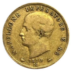 Tête nue de Napoléon Ier à gauche.