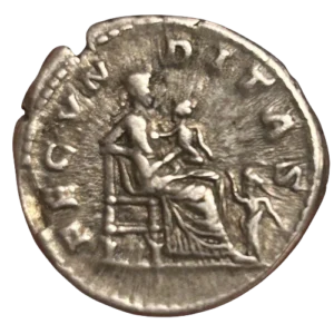 Fecunditas, drapée, assise à droite sur un siège bas, tenant un enfant sur ses genoux ; à droite aux pieds, un enfant.