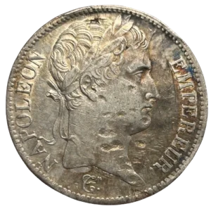 Tête laurée de Napoléon Ier à droite.