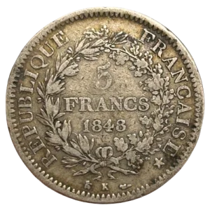 Hercule barbu en nudité héroïque debout de face avec la léonté, unissant la Liberté debout à gauche l'Égalité, debout à droite.