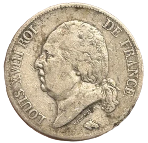 Tête de Louis XVIII à gauche.