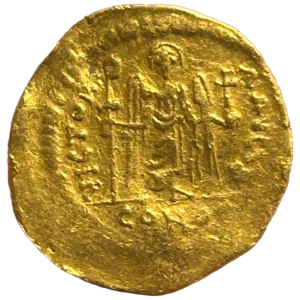 Ange debout de face, tenant une longue croix chrismée de la main droite et un globe crucigère de la main gauche.