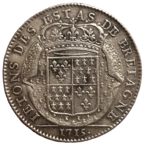 Écu écartelé de France et de Bretagne couronné sur un manteau moucheté d'hermines et de fleurs de lis.