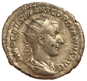 Buste radié et cuirassé de Gordien III à droite.