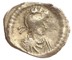 Buste casqué et drapé de l'allégorie de Constantinople à droite.