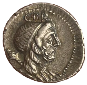 Buste barbu, diadémé et drapé du Génie du Peuple romain à droite avec un sceptre à pommeau sur l'épaule.