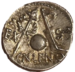 Globe entre un sceptre couronné à gauche et un gouvernail à droite.