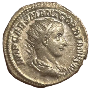 Buste drapé, cuirassé et diadémé de Gordien III à droite.