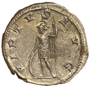 Virtus en habits militaire, debout à gauche, tenant une haste et un rameau d'olivier. un bouclier à ses pieds.