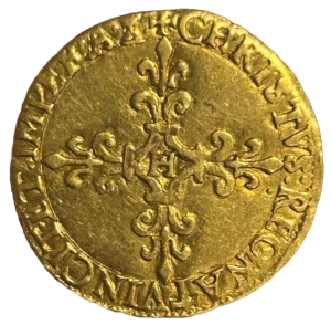 Croix fleurdelisées avec au centre la lettre d'atelier H.