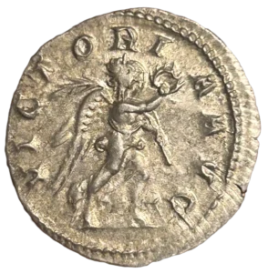 Victoria allant à droite tenant une palme et une couronne de laurier.