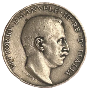 Tête nue de Victor Emmanuel III à droite .