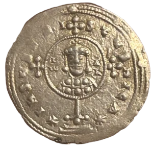 Au centre, un médaillon croiseté, contenant un buste de Jean Ier, couronné, vêtu du loros, encadré par une inscription ☩ IҺSЧS XRISTЧS ҺICA