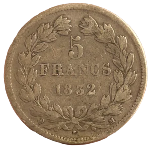 Inscription dans une couronne de laurier.