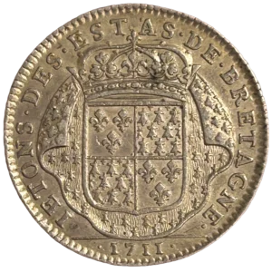 Écu écartelé de France et de Bretagne couronné sur un manteau moucheté d'hermines et de fleurs de lis.