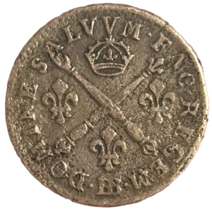 Deux sceptres croisés entre trois lis, sous une couronne.