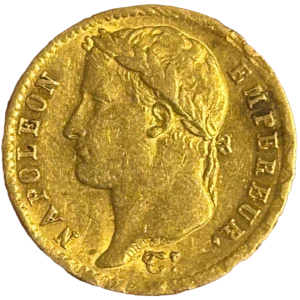 Tête laurée de Napoléon Ier à gauche.