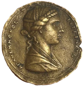 Buste de profil à droite d'Iphigénie, coiffée à la grecque et portant une tunique / ΑΓΑΜΕΜΝΟΝΟΣ ΙΦΙΓΙΝΕΙΑ.