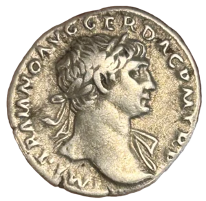 Buste lauré et drapé de Trajan à droite.