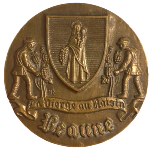 Trois allégories féminines, celle de droite tient une palette de peinture et un pinceau, celle du milieu, assise sur un trône et accoudée à une colonne brisée, tient un compas et une règle, celle de gauche, debout, tient un marteau et un burin.