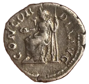 Concordia (la Concorde) assise à gauche, tenant une patère de la main droite, le coude gauche appuyé sur une statue de Spes ; une corne d’abondance sous le siège.