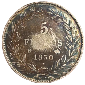 Inscription dans une couronne végétale.