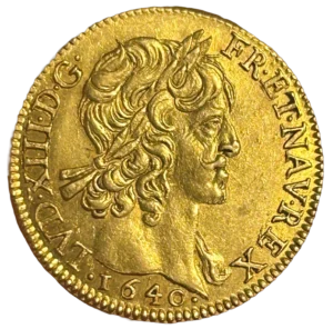 Tête laurée de Louis XIII à droite.