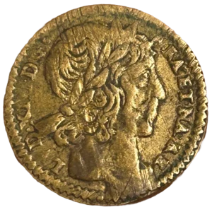 Tête laurée de Louis XIII à droite.