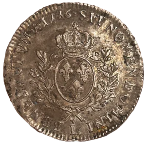 Ecu de France couronné entre une couronne de laurier.