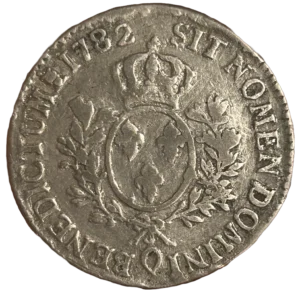 Écu de France couronné, entouré d'une couronne de laurier.