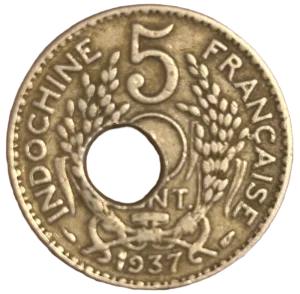 Autour de la perforation centrale, deux branches de riz et inscriptions.
