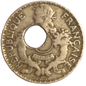 Buste de Marianne à gauche au-dessus de la perforation centrale, autour et au-dessous deux cornes d’abondance avec bandeau inscrit LIBERTÉ - ÉGALITÉ - FRATERNITÉ.