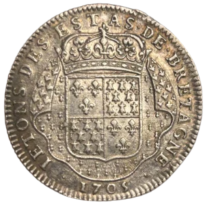 Écu écartelé de France et de Bretagne couronné sur un manteau moucheté d'hermines et de fleurs de lis.