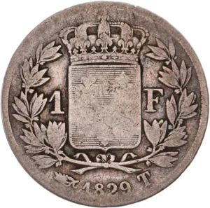 Écu de France couronné et entouré d'une couronne végétale.