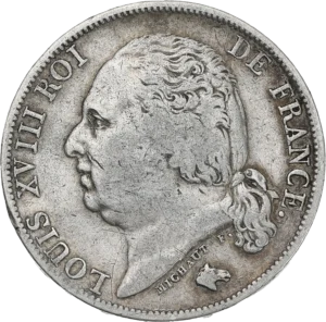 Tête nue de Louis XVIII à gauche.