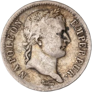 Tête laurée de Napoléon Ier à droite.