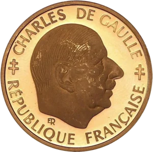 Portrait de Charles de Gaulle à droite.