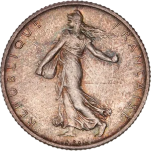 La France sous les traits d'une Semeuse marchant à gauche et semant à contre-vent. Derrière le soleil levant.