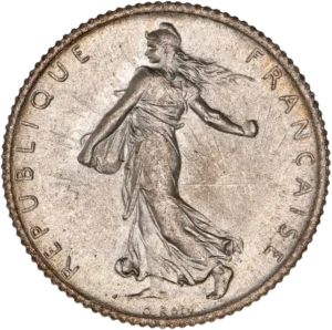 La France sous les traits d'une Semeuse marchant à gauche et semant à contre-vent. Derrière le soleil levant.