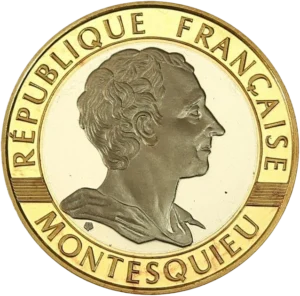 Buste drapé de Montesquieu à droite.
