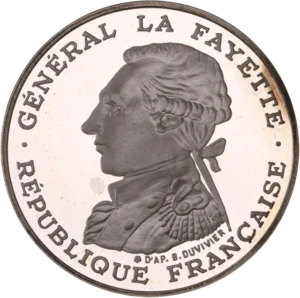 Buste du général La Fayette à gauche.