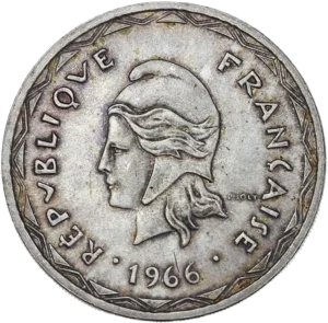 Portrait de la Marianne à gauche.