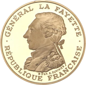 Buste du général Lafayette à gauche.
