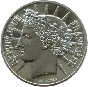 Tête de la République rayonnant à gauche couronnée d'une multitude d'enfants.