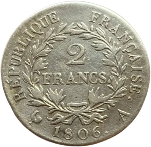 2 francs dans une couronne végétale.