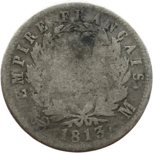 2 francs dans une couronne végétale.