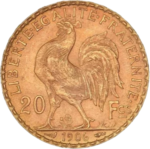 Coq marchant à gauche.